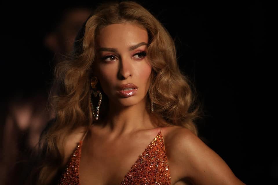 orange dress, posing